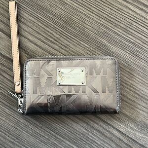 Michael Kors Wallet. Like new condition. Perfect for holiday gifting!